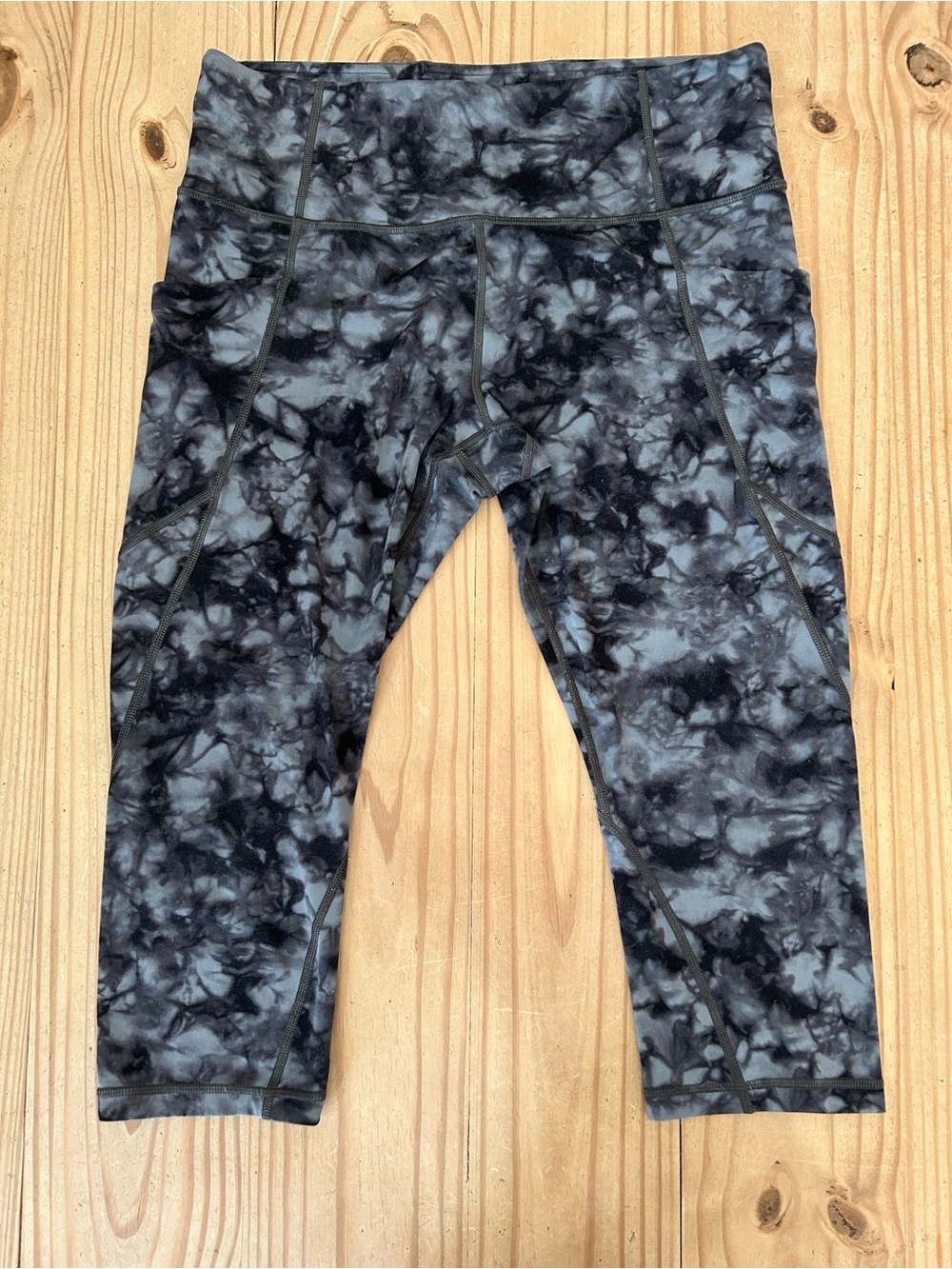 Athleta Women’s Tie-Dye Capri Leggings - Black & Gray